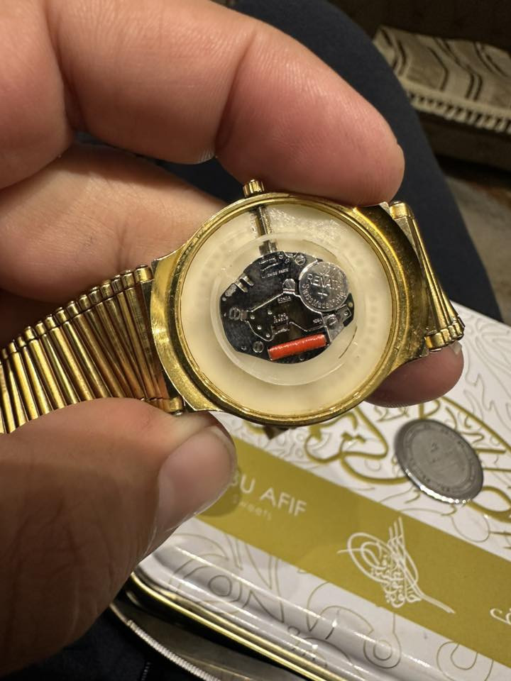 ساعة لاورين اصليه مطليه ذهب الي تفيده خلي يكتب سعر *********** واتساب
