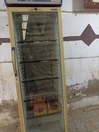 ثلاجة عرض • شغالة • قفل ميكانيكي