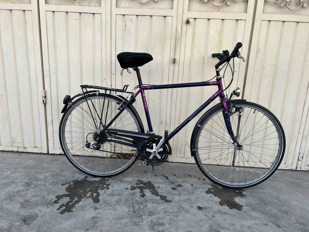 باسکیل بەریتانی 
حجم٢٨ 
فریم ٥٤ 
سیم shimano 
کیرات٣-٨
لایتات کل اشتعل 
کل جسم اشتعل 
توصیل موجود 
سعر ١٣٥ الف 
عینوان :کلار -ڕزگاری
ژ.م /***********
