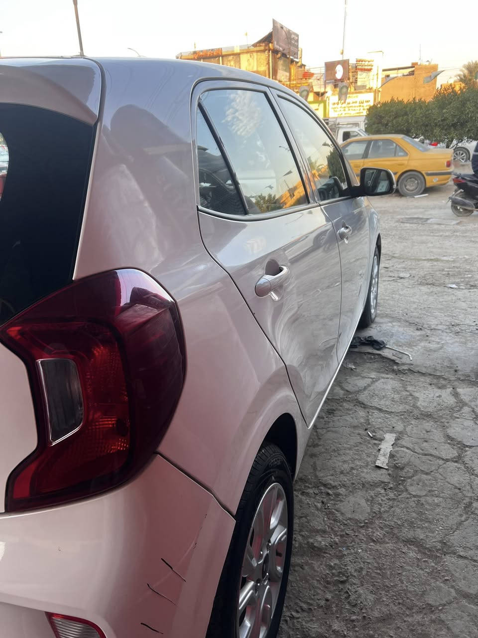 يا الله
سلام عليكم 
كيا بيكانتو 2020 4 سلندر 
سيارة جديدة بمعنى الكلمة 
ماشية 8785زيرووو 
سبيرها منازل نهائياً
مكفولة سيارة فقط بيها تلحيضات بل دعاميات موضحه بصور
السعر ب120 ورقة 
***********
