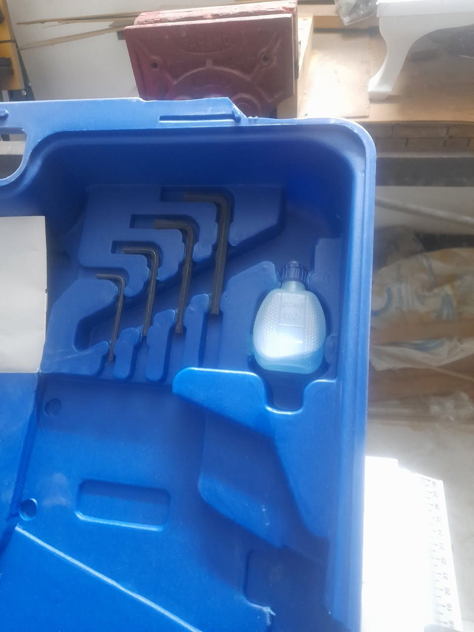 مساء الخير على الجميع اخوان عندي غراض نجارة للبيع الي يعجبة شي يذكر اسمة بالتعليق ونطي سعر مكاني بغداد شرطة الخامسة بدوانم هذا رقمي ***********
