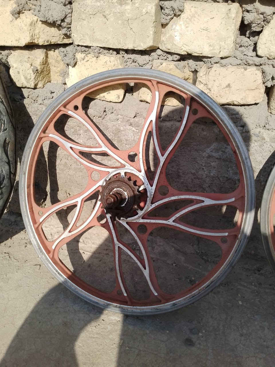 السلام عليكم عندي بايسكل للبيع حجمه 20 رادله بسكوابه هو واضح قدامكم بالفيديو الصور مكان بغداد مدينه الصدر هذا رقم الهاتف (***********) معرض البايسكل ب 30 وبي مجال
