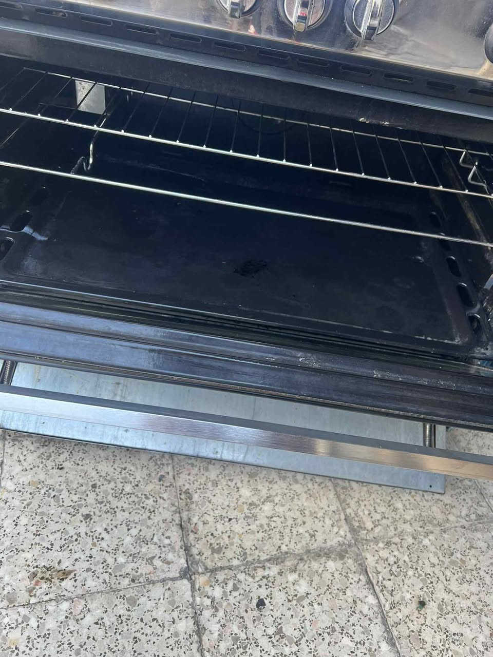 السلام عليكم طباخ مستعمل رويال للبيع نظيف شغال السعر ١٥٠ وبي مجال بسيط العنوان المعالف قرب حسينية سيد جبار ***********
