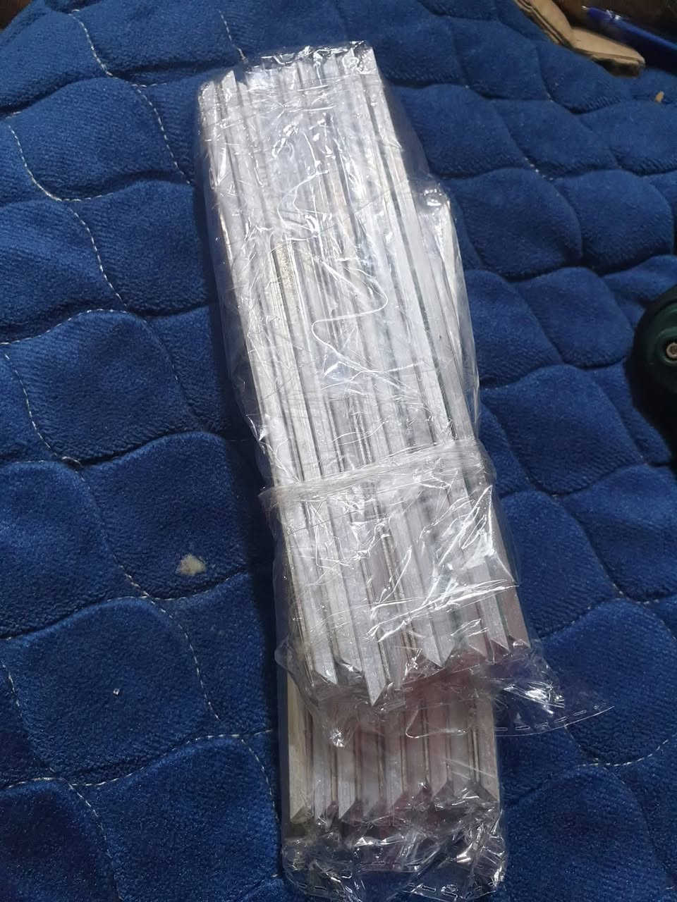 هذا المنتج هو حجر شحذ ماسي من العلامة التجارية SY Tools، وتحديداً بنعومة 1000 حصى (1000#).
الاستخدام: مصمم لشحذ وتلميع شفرات السكاكين، أدوات المطبخ، وأدوات النجارة بدقة. 
المميزات: توفر هذه الأحجار أداءً عاليًا لتشكيل الزوايا المحددة وإعادة الحافة الحادة للشفرات. 
التوافق: مناسب للاستخدام مع أنظمة شحذ السكاكين ذات الزوايا الثابتة مثل Ruixin pro. 
سعر القطعة  ١٠٠٠٠ يوجد ١٤ قطعة 
لطلب الاتصال على  الرقم 
***********
