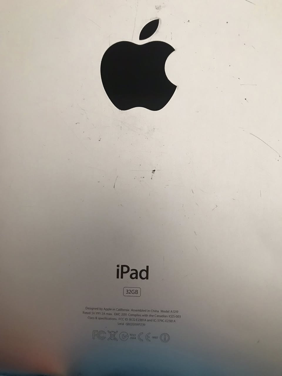 ايباد الجيل الاول بدون كامرة ما يتحدث بي تقريبا ٥ العاب ويستعمل ككتاب لوحي ذاكرة ٣٢ مكان بعقوبة السعر ب٤٠ 
***********
