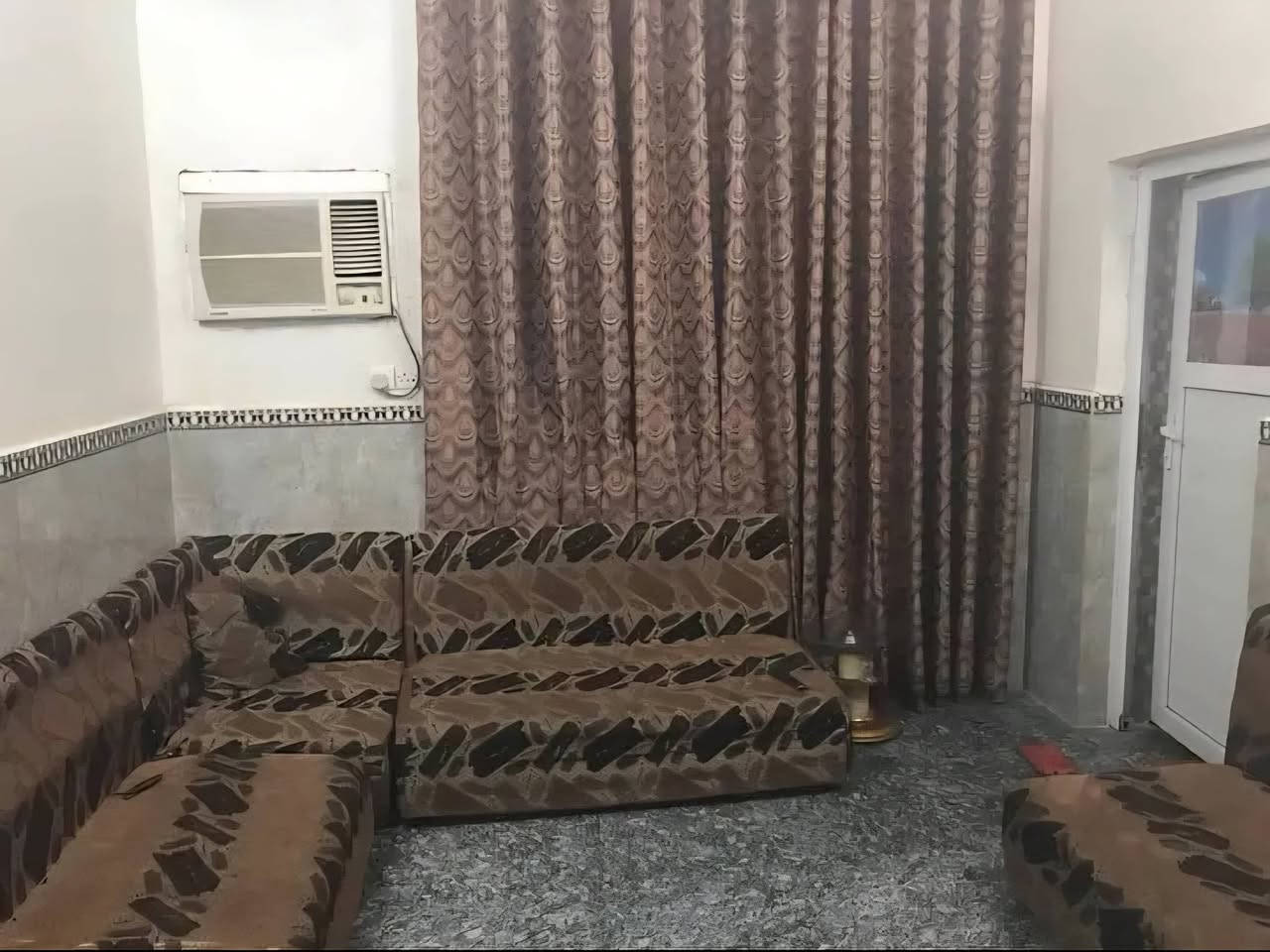 بيت حديث البناء لبيع طابقين في الحبوبي خلف مدرسه امنه قرب ام رضاب
بيت خلفي بدون مناور لان خلفه دربونه وبيت واسع مايحتاج منور 
علمنا ان الدربونه ليس مشتركه مع بيت اخر عرضها 1,50م

المساحه البيت ١٢٠ 
بيت طابقين مكون من 
صاله ٢
غرف ٤ 
استقبال ١
مرافق +حمام عدد ٣ 
مطبخ ١
السعر في الخاص
رٍقٓمٌ الهاتف *********** فايبر + واتساب +تليكرام
