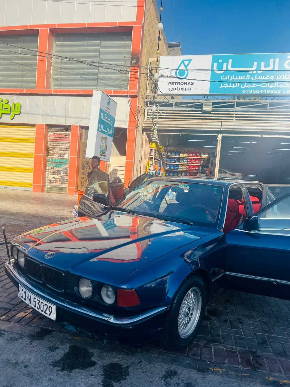 له سلام عليكم ملاحظه بيع ومراوس حسب القناعه سياره BMWلون حبري مميز موديل 91 حجم 700//30محرك 6مفتوح بجم عريض كير محرك كفاله تبريد شرط ثلاجه حداديه كفاله تخم تاير جديد باتري جديد لايت زنون كشنات جلد كهربائي شرط كله شغال ويل خليه المرغوب سنتر لوك كله شغال اربع قطع شرط حته مال الجنطه بل سويج جامات كلهن ايصعدن او ينزلن السياره مصبوغة عام للجماليه رقم بغداد سنويه ل28 سياره جاهزة مال جناي السعر ٤٥ 
الاتصال ***********
