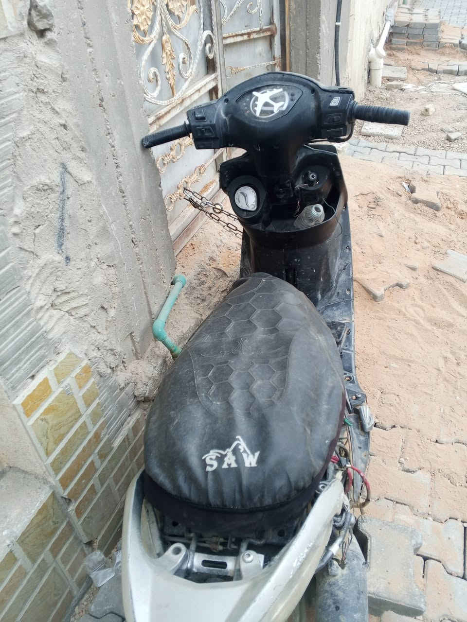 سلام عليكم دراجه لبيع او مروس حسب لنتفاق درجه شغاله بس عوزه تاير الوره وبراغي لصالصه كربايهته شغاله بس شد الباتري المكان نجف حي الحسين السعر 250وبيه مجال رقمي ***********وبي واتساب
