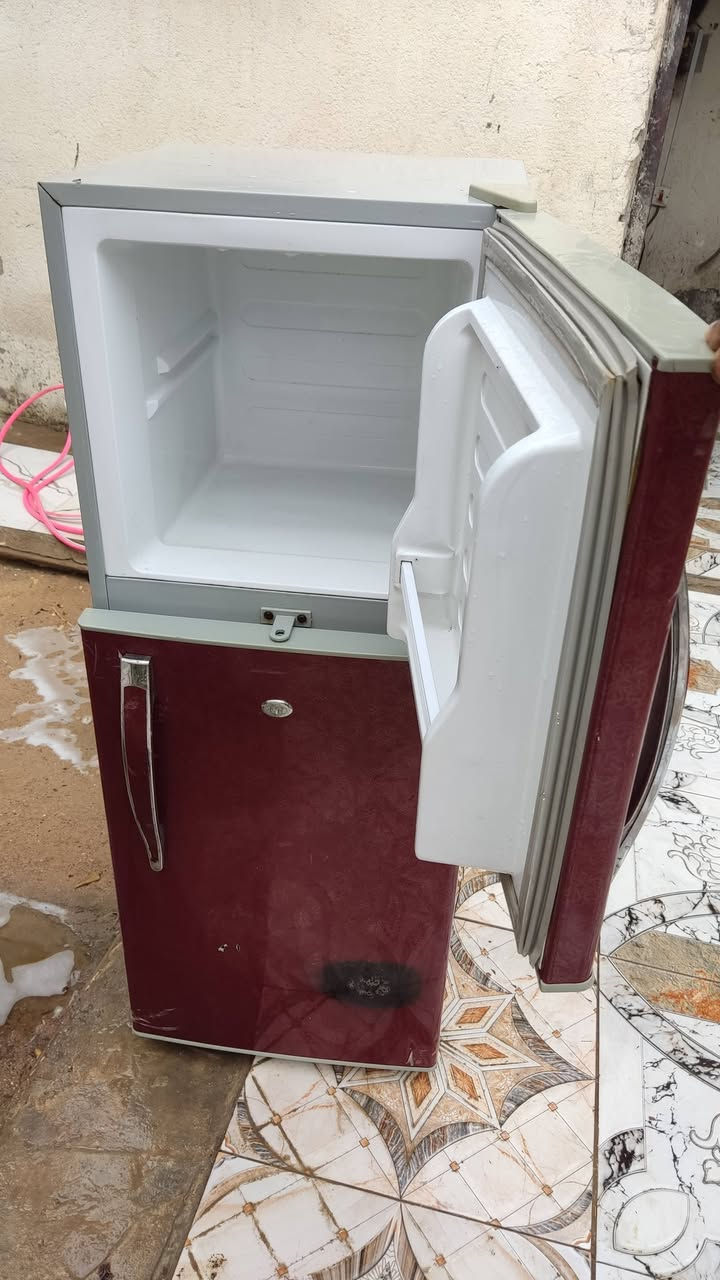 ثلاجه نضيفه حلوه شقاله للبيع سعر 100 وغيره طوله متر  20  مكاني ابي الخصيب  ‏‪0770 863 1837‬‏
