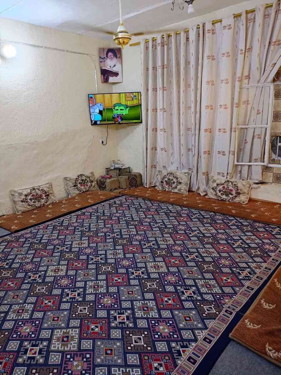 ياالله اللهم صلي على محمد وأل محمد
بيت للبيع 200متر بناء قديم صالح للسكن او بياع كقطعه
العنوان حي الحر ثالث شارع عن السوك  ثاني بيت بلشارع بصف الركن  السعر 300وبي مجال للأستفسار الأتصال على الرقم ***********
