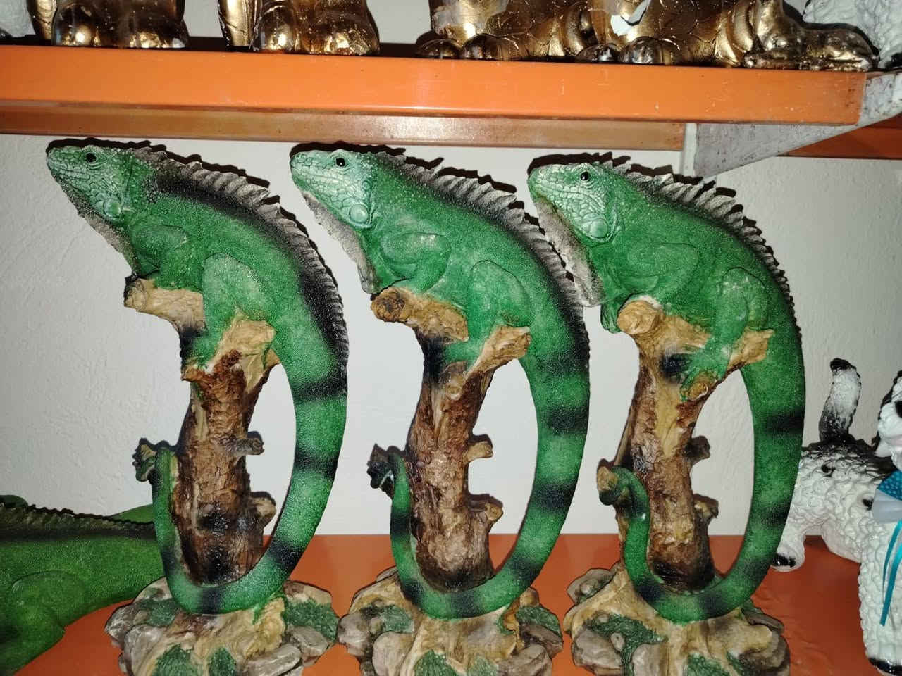 حوّل بيتك إلى لوحة فنية مع تشكيلتنا الجديدة! ✨
لأن التفاصيل هي اللي بتصنع الفرق، جبنا لك مجموعة ديكورات تجمع بين الفخامة العصرية والأصالة التراثية. 🏠💎
تجدون لدينا في الكولكشن الجديد:
🐎 ركن الفخامة: تماثيل خيول وأسود ذهبية وقواعد ملكية تليق بالمجالس والصالونات الكبيرة.
🪴 ركن الأناقة: أحواض زرع (رخامي ومضلع) بتصاميم "مودرن" تناسب كل زوايا البيت.
🛋️ ركن الراحة: بوفات (مقاعد) وتصاميم قماشية بلمسات تراثية دافئة تعطي روحاً للمكان.
🏺 ركن الزجاج والسيراميك: فازات لولبية، وردات جبسية، ومرطبانات تخزين أنيقة تجمع بين الزينة والاستخدام اليومي.
✅ خامات عالية الجودة
✅ تصاميم حصرية ونادرة
✅ أسعار تناسب الجميع
📍 الموقع: [النجف الاشرف مشخاب قرب القدس]
📞 للاستفسار أو الطلب: [***********]
توصيل متوفر لجميع المناطق! 🚚
