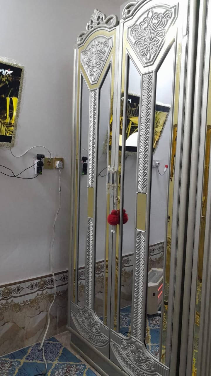 غرفة نوم تزكام عراقي تصميم تركي  نظيفه كلش استعمال قليل السعر مليون ونص وبيهه مجال لليشتري *********** الشراي يتصل على الرقم مكاني الشطرة
