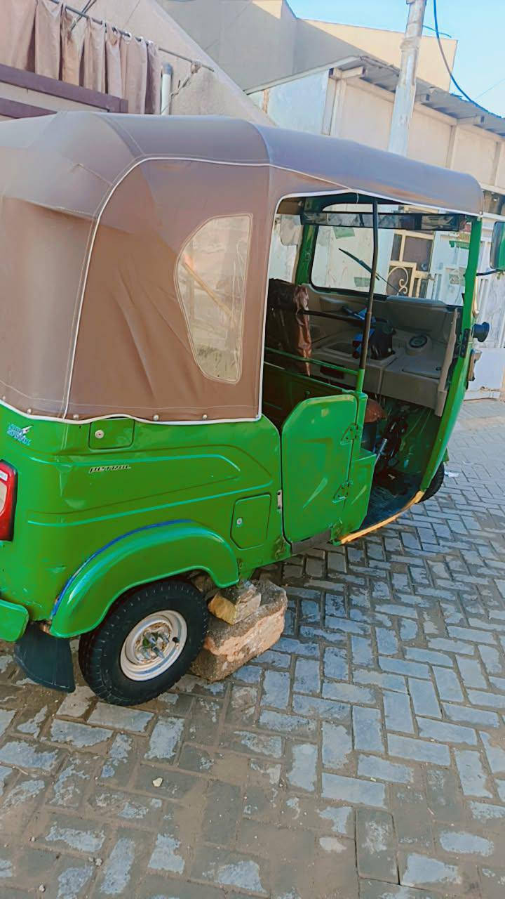 سلام عليكم
تكتك للبيع موديل 2021 لعنوان بغداد حي اور 
***********
