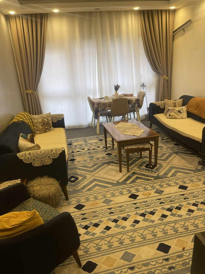 السلام عليكم
قنفات 8 مقاعد تركي 

ضرر بس رجل القنفة الكبير يرادله تصليح 

الطبلات وميز التلفزيون هم ابيعهن

‭0771 785 2102‬
