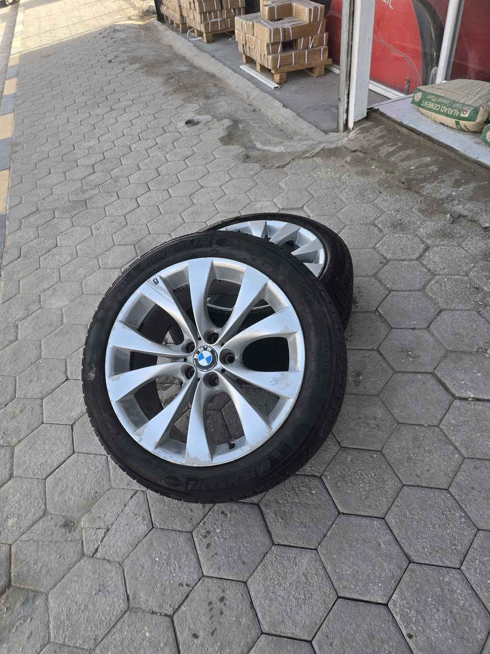 تخم ويل بي ام دبليو m5 اصلي تو سايز بدون تصليح او عواج حجم ٢٠ مع التايرات مشلن نضاف جدا السعر ٤٠٠ دولار العنوان النجف ***********
