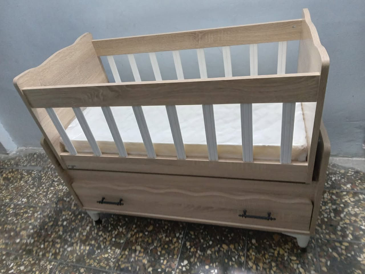 سرير نضيف جداً بحاله جديده غير مستخدم ✅
من عمر ولاده الى ٣ سنوات
يحتوى على مجر ملابس للاطفال
سرير هزاز 
مع دوشك جديد طبي جديد جداً
السعر ٧٥ وبي مجال قليل 🤍
للتواصل على الخاص او على الرقم ***********📞
العنوان شهداء البياع
