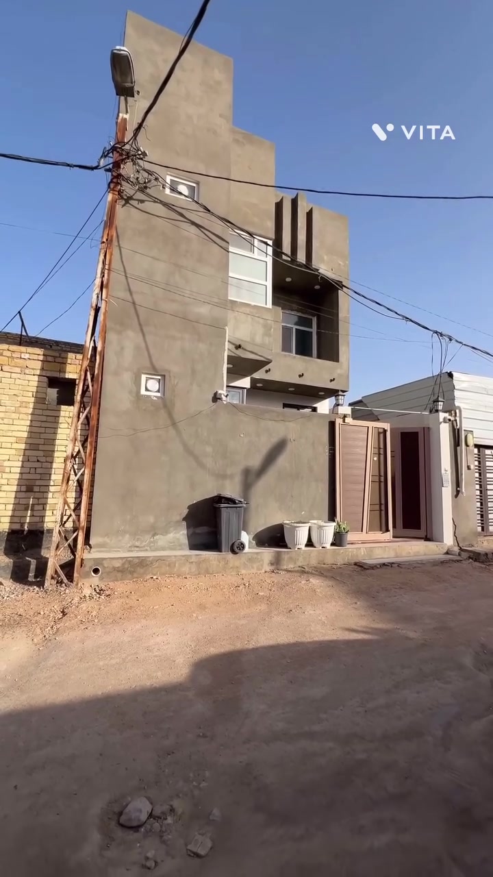 � دار سكني للبيع  بناء vip – فرصة مميزة

                🔭أشراف وتنفيذ هندسي 🏗️

📍 الموقع: كوفة خلف صاحب الزمان ع السلام 🕌

📐 المساحة: 150م

🛣️ عرض الشارع 9م

🏘️ منطقة جدآ هادئة ومرتبة 

🏢 عدد الطوابق: طابقين

ا

⸻🔹 تفاصيل الدار:

يحتوي ع ثلاث غرف 🛌نظام سويتات 

تغليف الجدران ألواح بورسلين من نوع الفاخر 

🔚حديقه داخلية 🌲+شلال🗺️

🔚 منضومة فلترت الماء رئيسي

🔚 منضومة 🦟 حشوات 

🔚 منضومة غاز البيت بلكامل 

🔚الطابق الأول:

* غرفة + صالة + استقبال

* مطبخ حار +بارد +ودورتين مياه🛁 

* طابق الثاني يحتوي على غرفتين 🛌

* +صالة ومجامع صحية🛁 

* تفاصيل البناء 🚧

أساس وسقف صب مركزي 🏗️

بناء طابوق 🧱 الأرضية بورسلين من نوع الفاخر 

*للإستفسار تصال أو واتساب ***********

السعر نهاية الفيديو ✅
