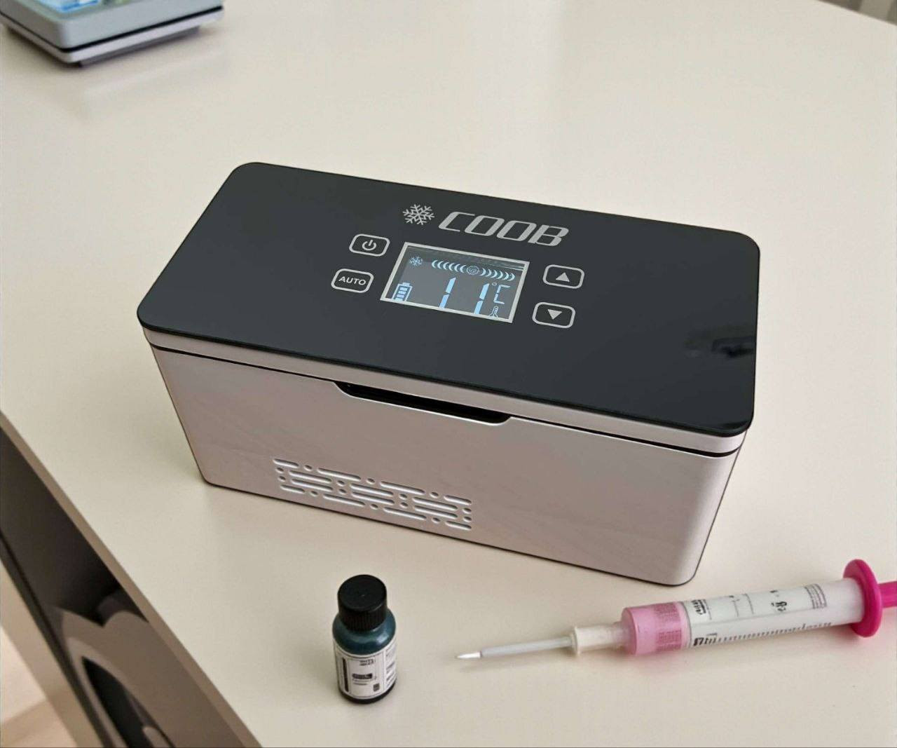 🩺 ثلاجة الأدوية الذكية من سند ستور 🛡️🧊
بصفتي ممرض، أنصحكم بهذا الحل لحفظ (الأنسولين واللقاحات) أثناء السفر أو انقطاع الكهرباء.

لماذا تختارها؟

🔹 تبريد دقيق: من (0 إلى 18) درجة سيليزية.
🔹 شاشة LED: لعرض الحرارة ومستوى البطارية.
🔹 طاقة مرنة: تعمل بـ (البيت، السيارة، أو البطارية الداخلية).
🔹 بطارية قوية: تدوم من 4 إلى 10 ساعات شحن.
🔹 تصميم رحلات: خفيفة جداً ومثالية للسفر.
⚠️ نصيحة: الأنسولين يفقد مفعوله بالحرارة، حافظ على صحتك بجهاز مضمون.

💰 السعر: 65,000 د.ع
🚚 توصيل لكافة المحافظات

للحجز والاستفسار:
👤 تليجرام: @Sanad_Store_IQ
📢 قناتنا: t.me/Sanad_Shop
سند ستور 🛡️ - اختيار المختصين لصحتكم


**إذا كنت صاحب هذا الإعلان وتريد حذفه لأي سبب، رجاءا أرسل رسالة إلى الدعم الفني**