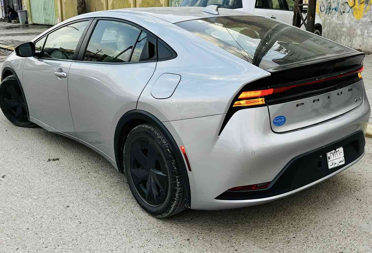 🚘 تويوتا بريوس 2023 – اللون سلفر الملكي
اراوس وبيع يرهم حسب القناعه 

السعر  158 ابلاش ابلاش ارخص ابريوس ب العراق 

 🚘

هايبرد

✨ بصمة تشغيل | بصمة أبواب | إشارات ترحيب | بصمة جنطة | محرك 2000cc | اقتصادية وصاروخ تصميم ✨

📍 الوصف العام:

تويوتا برايس 2023 تجمع بين الفخامة والأداء والقوة في تصميم واحد.

سيارة تلفت النظر من أول لحظة، مظهرها أنيق وصاروخي بنفس الوقت، واللون السلفر يزيدها هيبة ولمعان.

تجربة قيادة فريدة، هدوء المحرك ونعومة القيادة يخلوك تحس إنك راكب أعلى فئة من سيارات تويوتا.

⸻

⚙️ المواصفات الفنية:

 • المحرك: 2000cc قوي واقتصادي جداً بالبنزين — يعطي عزم سريع واستجابة ممتازة.

 • نظام التشغيل: تشغيل بصمة ذكية بدون مفتاح.

 • الأبواب: دخول بصمة أبواب — تفتح وتغلق تلقائياً عند اقترابك.

 • إشارات ترحيب ضوئية عند الفتح – لمسة فخمة وجو استقبال جميل.

 • بصمة جنطة (فرامل إلكترونية) – راحة وأمان أكثر أثناء التوقف.

 • ناقل حركة أوتوماتيكي ناعم جداً – نقلات سريعة وسلسة بدون أي اهتزاز.

 • مكيف تبريد قوي جداً – تبريد فوري ومناسب لأجواء العراق الحارة.

 • تصميم داخلي فاخر:

 • مقاعد مريحة بتفاصيل أنيقة

 • شاشة وسطية ذكية مع كاميرا خلفية واضحة جداً

 • تحكم كامل بالمقود

 • أنظمة أمان حديثة: وسائد هوائية – حساسات خلفية – نظام ثبات إلكتروني

⸻

🌟 الإيجابيات:

✔ تصميم عصري ورياضي يخليها مميزة عن باقي السيارات.

✔ اقتصادية جداً بالوقود رغم المحرك القوي.

✔ اللون السلفر يعطيها مظهر راقٍ وما يبين الأوساخ بسهولة.

✔ تويوتا = اعتمادية، متانة، وسهولة صيانة.

✔ سيارة تجمع بين الأناقة والعقلانية – تناسب الشباب والعائلة بنفس الوقت.

⸻

📞 للتواصل: ‎(‭ ***********)

📍 الموقع: ‎(صلاح الدين– سامراء )

💬 لا تفوّت الفرصة! سيارة نظيفة جداً ومواصفاتها تخبل، الجاد يتواصل – والله يرزق المشتري

الضرر كما موضح مع الصور بجم كبس 

السعر158 . ابلاش ابلاشششششش ماكو  هيج سعر ب العراق
