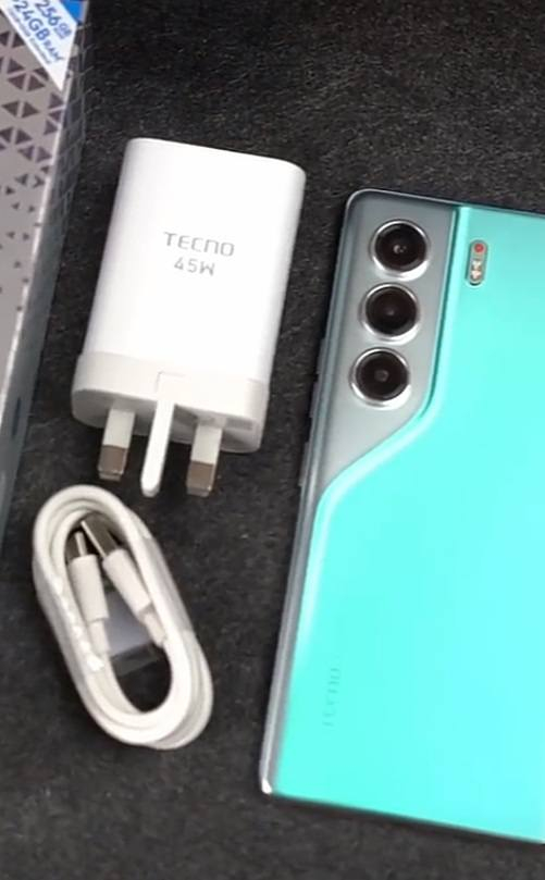 كومون ٤٠برو فايف جي جديد فقط كارتونة مفتوحة ذاكرة ٢٥٦ عشوائية ١٢ كيكا كامل الاغراض يدعم لعبة البوبجي ٩٠ فريم مكاني بغداد مدينة الصدر موبايل *********** السعر ٣١٠ الف خاص فقط بغداد, العراق
