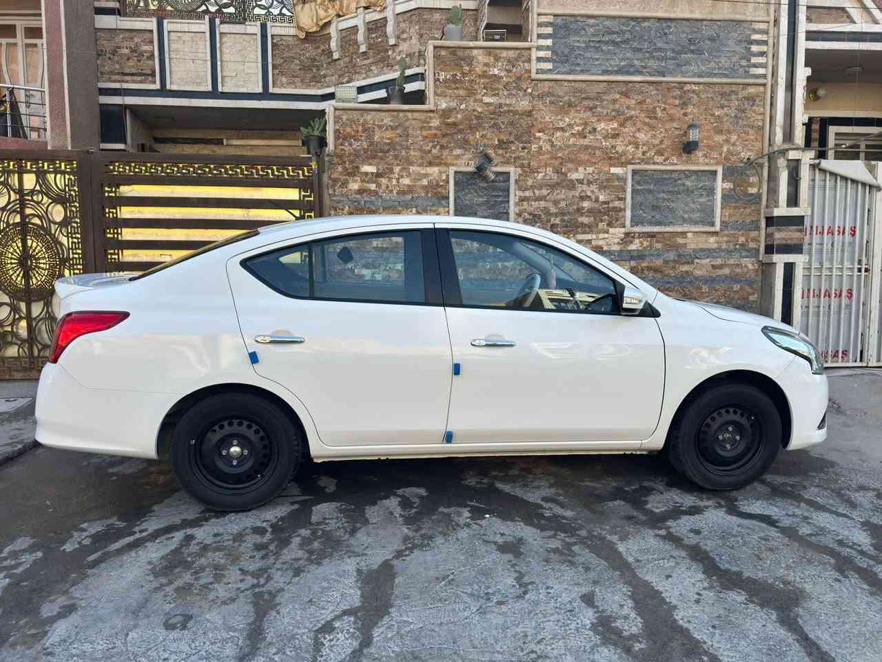 السلام عليكم نيسان سني مصري ماشيه 34 بدون صبغ السياره مكان السياره الشعب  سعر السياره 132 وبيها مجال السياره ربع متصرف عليها 
***********
