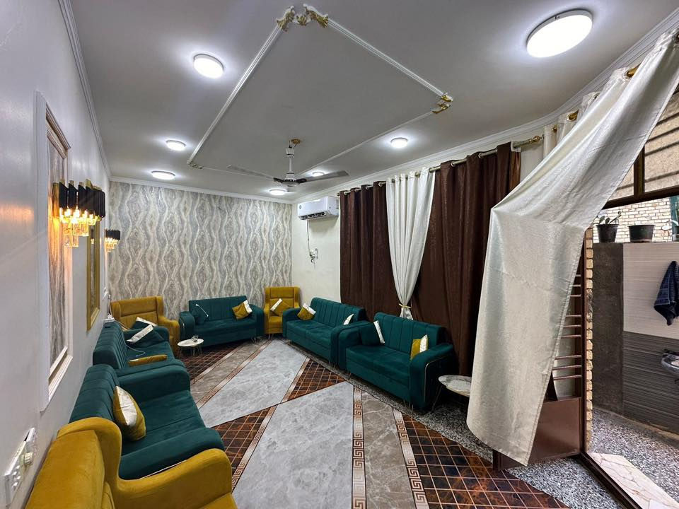 بيت للبيع المساحة 138 متر يحتوي على استقبال وغرفتين وهول كبير في الطابق الاول وغرفة نظام سويت في الطابق الثاني البيت طابو زراعة سند 25 العنوان الشعلة شارع الغربي شارع سكلة حيدر التميمي منطقة نضيفة وهادئة السعر جداً مناسب للأستفسار ***********
