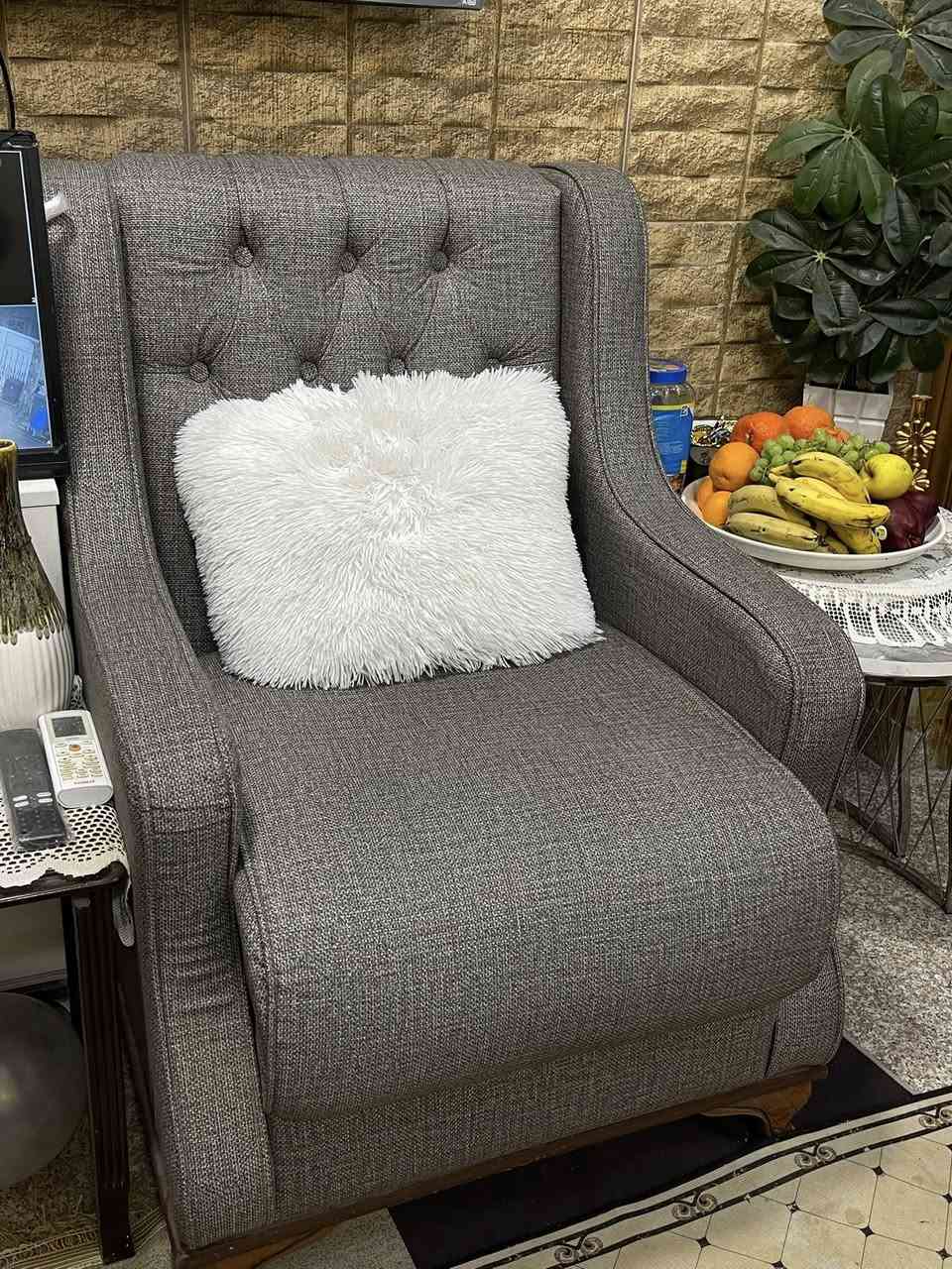 🔥 للبيع تخم قنفات مودرن أنيق 🔥

تخم مكون من:10 مقاعد
اللون: رصاصي راقي مع خشب بني غامق
القماش نوعية ممتازة ونظيف جداً
الجلوس مريح والإسفنج محافظ على شكله
التصميم كبس (مخدد بالأزرار) ويطي فخامة للمكان ✨

الحالة: نظيف جداً وخالي من العيوب مستخدم اقل السنة 
للاستفسار خاص 
***********
