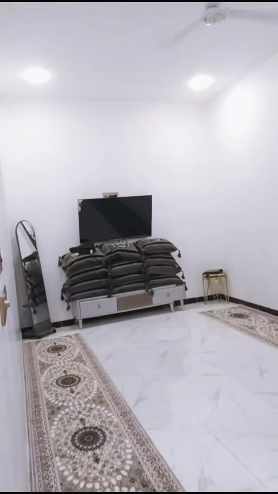 سلام عليكم ورحمه الله وبركاته 
صلي على محمد وال محمد 
بيت لبيع مساحه 100 مربع طابقين بناءه جديد صاله 6اشهر من مكمل 
بحي العلام يم حجي محمد سماعيل اعلام ثاني بيت جاهز 
استفسار على الارقام 
***********
***********
