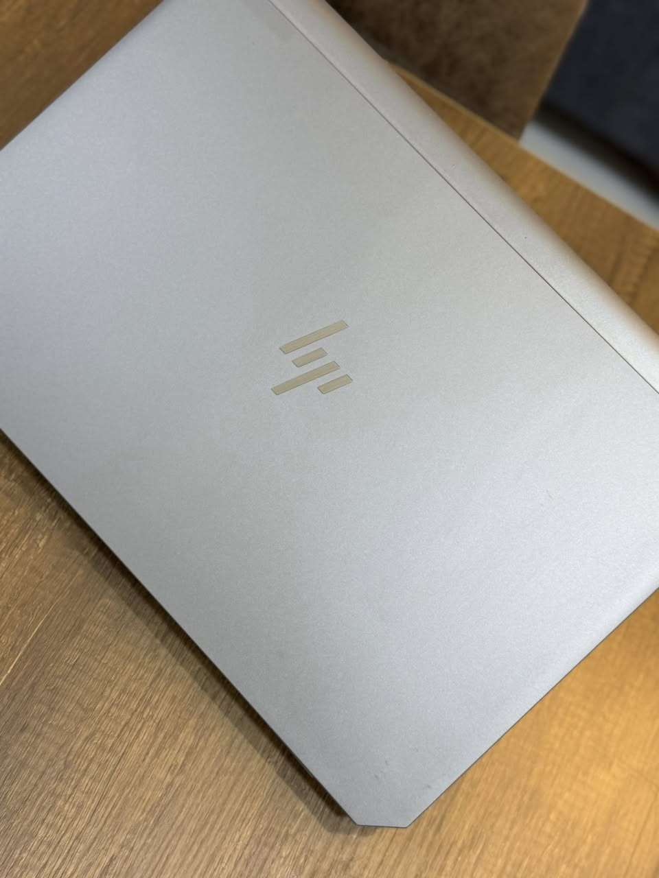 ‏HP Zbook G6

المعالج (cpu) : Intel core i7 -9850H

الذاكرة العشوائية (RAM): 32GB

التخزين (SSD): 1TB M.2 NVMe

كرت الشاشة (GPU): NVIDIA Quadro T2000 with Max-Q Design 4GB

الشاشة: 15.6 إنج FHD

الاتصال: WiFi و Bluetooth

المنافذ: USB-C و USB-A و HDMI وغيرها حسب التهيئة

مناسب لـ: الهندسة. التصميم. المونتاج. الثري دي. وكل الشغل الثقيل
السعر   700 الف 
ملاحظه الحاسبه ليست پاله ارسال شخصي من أوربا 
***********
