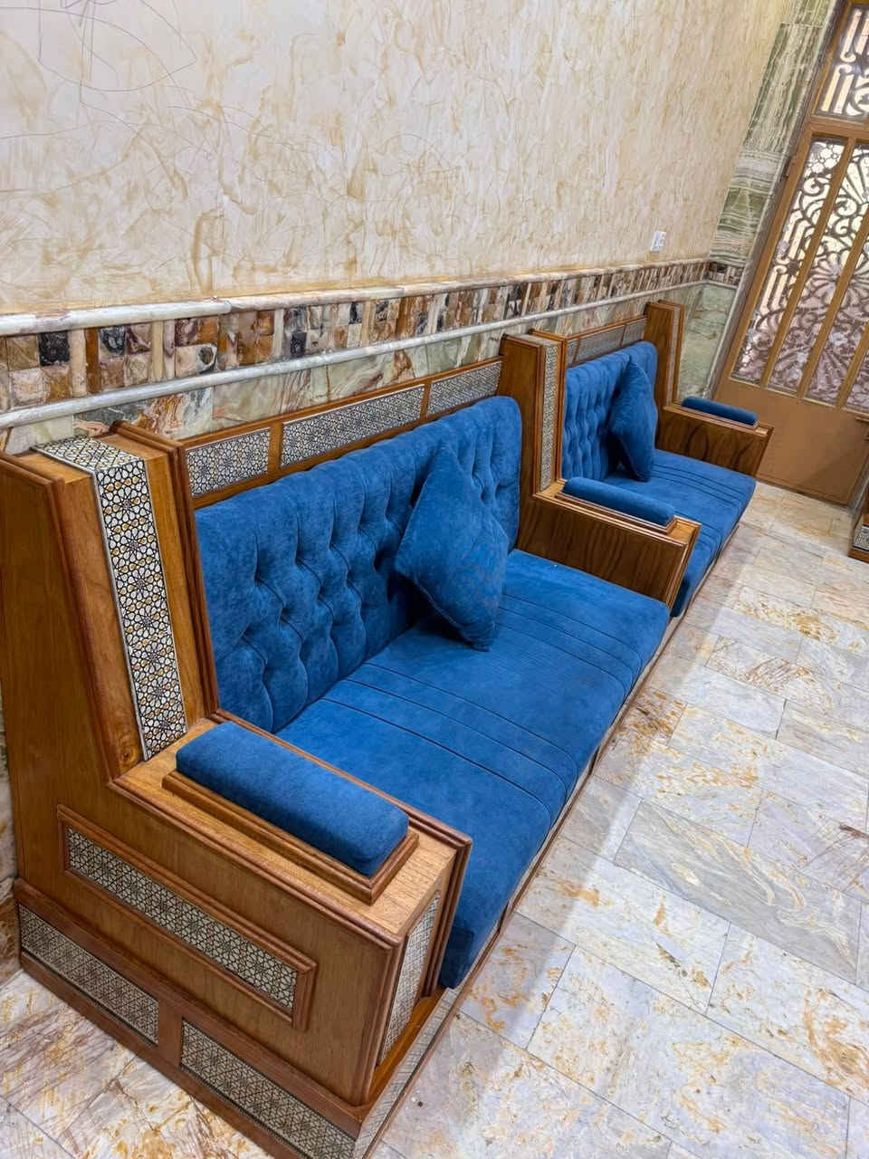 ديوان جديد ١٢مقعد تسكام خاص جبناه وصار عدنه ضرف كلفنة ٣ملايين نريدة بمليون ونص وبيه مجال للاستفسار الاتصال ***********
