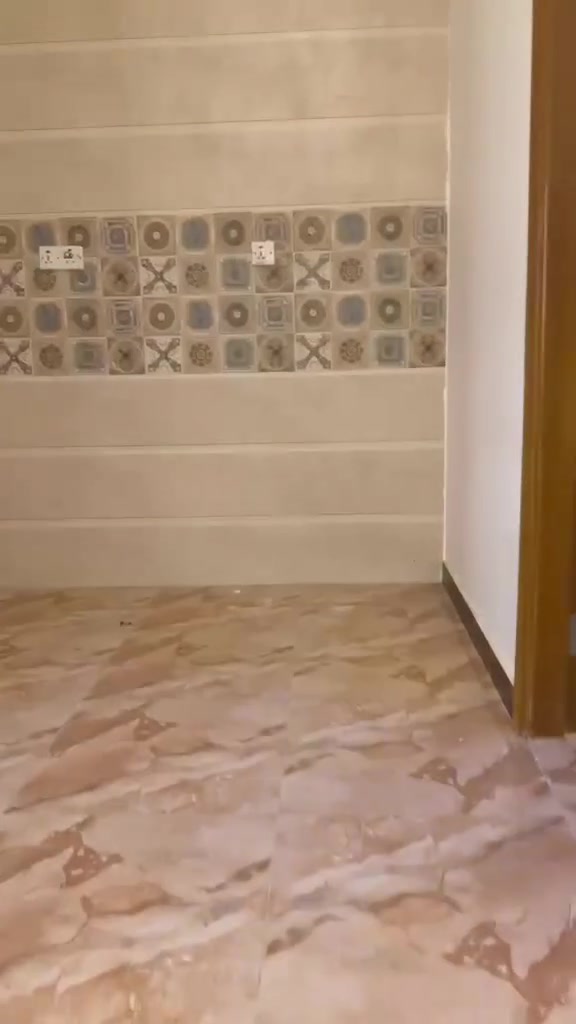⭕️للأيجار 
شقه طابق اول في منطقة الأبله تتكون من غرفه منام وصاله ومطبخ وصحيات وسطح باب معزول من ضمن دار سعر الأيجار ٤٠٠ شامل اجور الماء والكهرباء
***********
