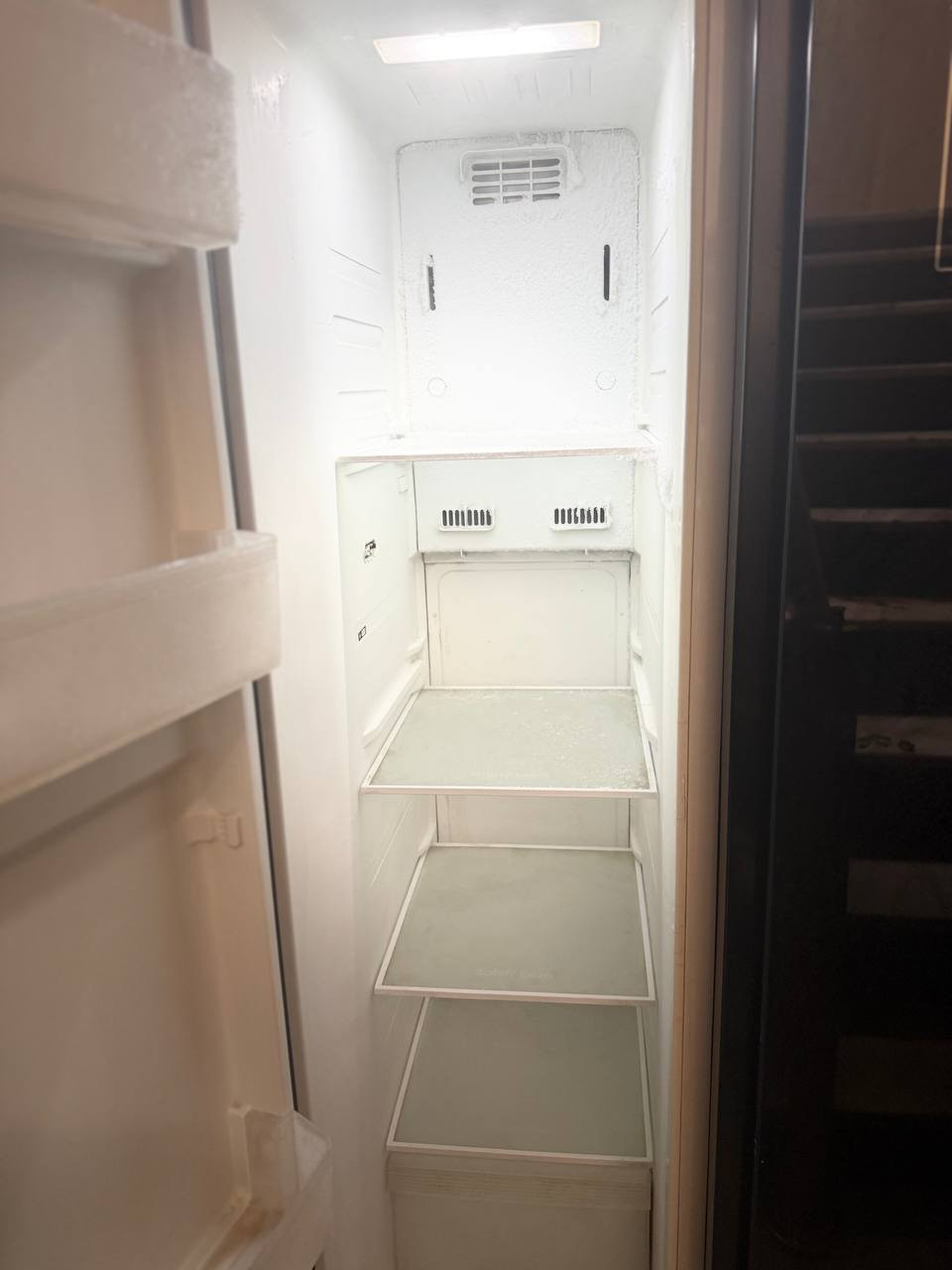 السلام عليكم...
هايه ثلاجه الريان شركة اصليه ومعتمده ثلاجه صدك قويه اخت الجديده ما بيهه شي نظيفه البيبان جام (كزاز) تحكم شاشه جديده ما صارله سنة وشويه من اشتريناهه..
سبب البيع. السفر 
السعر 650وبيها مجال
العنوان بغداد البلديات
الرقم ***********
