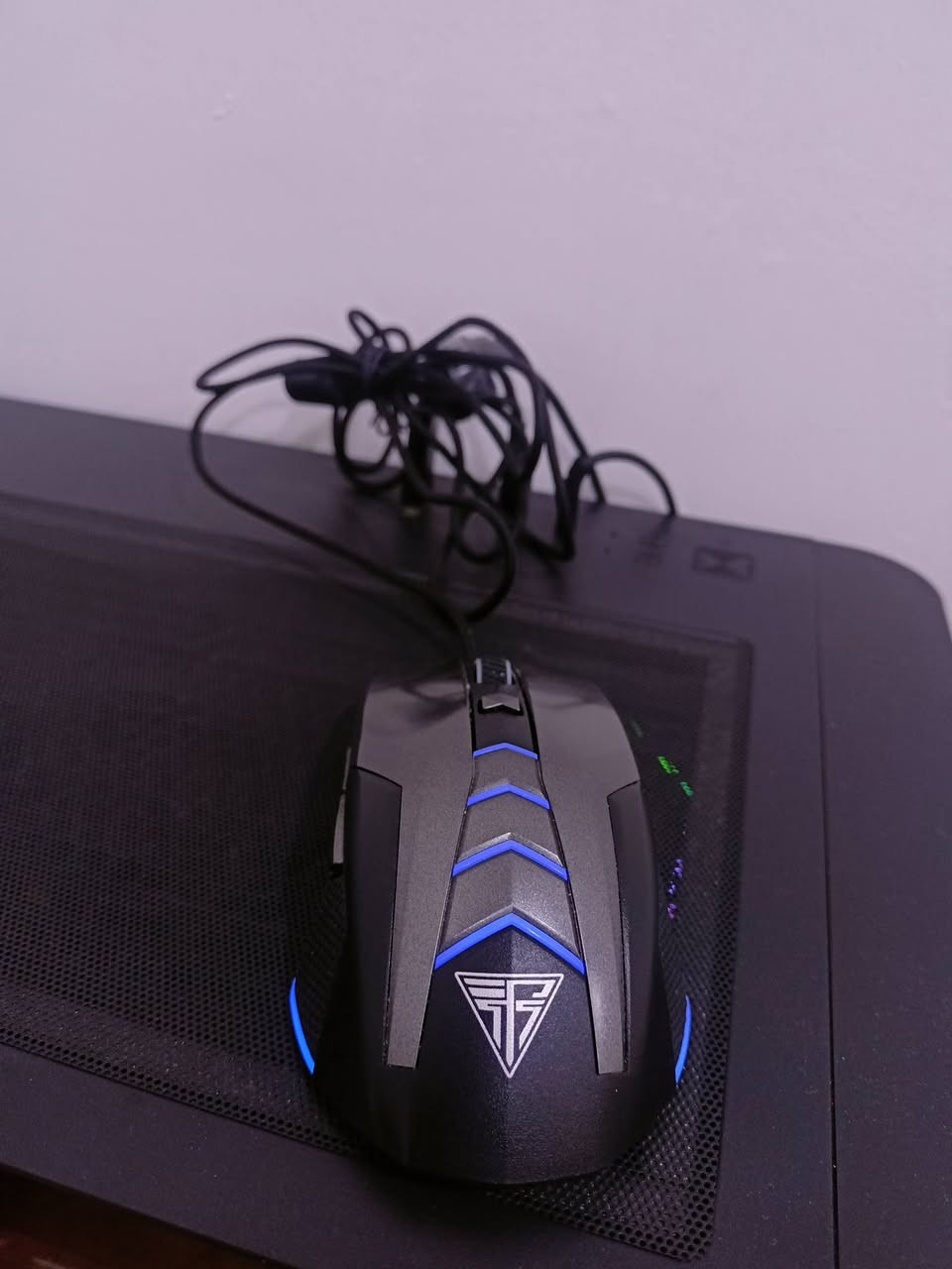 للبيع ب20
موس مستخدم. قليل السلام عليكم شباب.. عندي ماوس ألعاب (Gaming Mouse) نوع iNSiST DM 8800 مستخدم ونظيف جداً وحاب أبيعه.
مواصفات الماوس:
الحساس (Sensor): PMW 3325 (دقيق جداً وما يقطع بالألعاب السريعة).
الأزرار: سويتشات Omron أصلية تتحمل ضغط قوي.
الإضاءة: RGB ألوان متعددة وشكله كلش حلو بالليل.
الأداء: ممتاز لألعاب الـ FPS (مثل ببجي وكول اوف ديوتي) والـ MOBA.
الحالة: نظيف وشغال 100% وما بيه أي عطل فني.
الملحقات: العلبة الأصلية موجودة (مثل ما موضح بالصورة).


**إذا كنت صاحب هذا الإعلان وتريد حذفه لأي سبب، رجاءا أرسل رسالة إلى الدعم الفني**