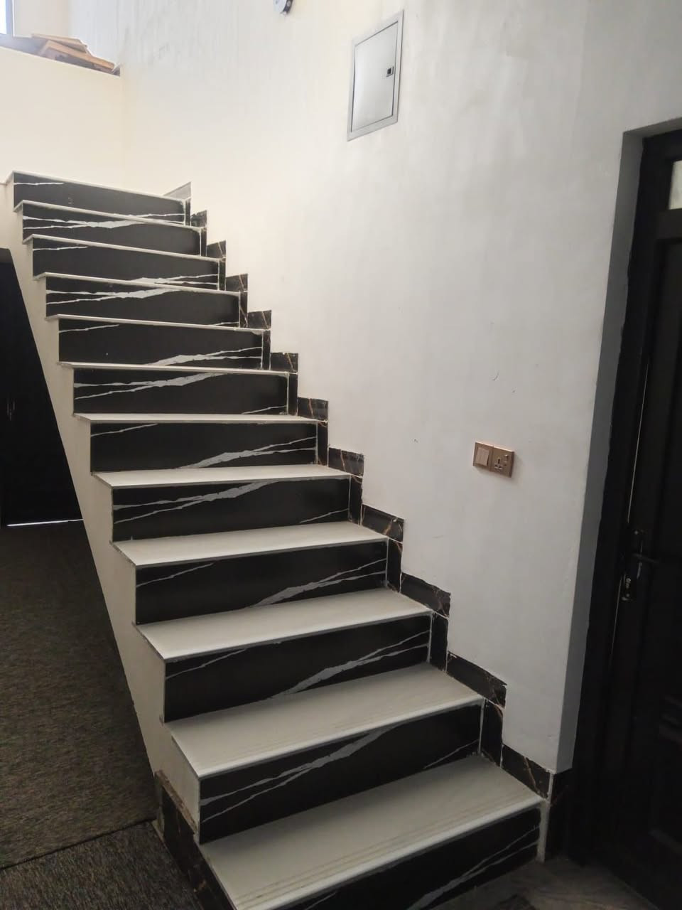 بيت للبيع الموقع العلم روتانا مقابيل قاعه براهيم الجاسم
شارع تبليط عليه موقع راقي خدمات مي كهرباء كامله
بيت كامل بس تجيب غراضك وتسكن البيت بناء حديث مساحه الارض الكليه 600  باقي تفاصيل تصال ع رقم ***********
