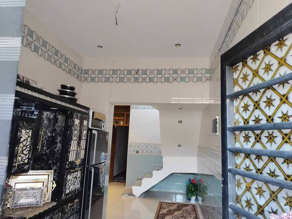 بيت للبيع حي طارق القديم خلف معمل الغاز السعر 85قفل.م125.م ***********
