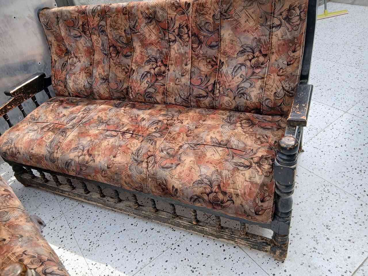 تاقمێ قەنەفەی کلاسیکی
بۆفرۆشتن
لەسلێمانیم
***********
