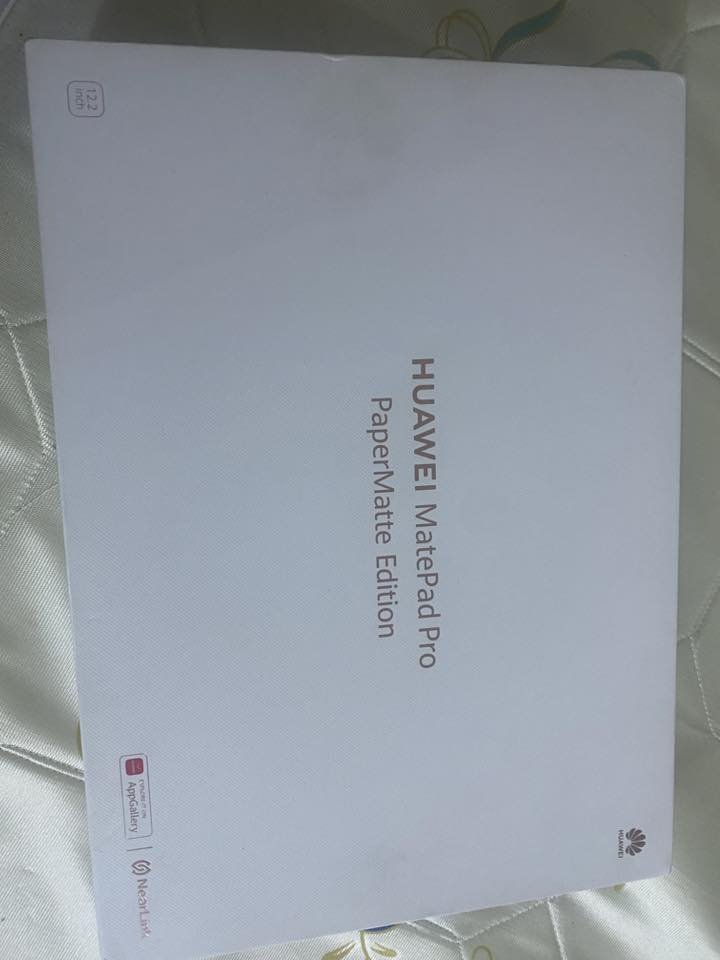 📢 عـــرض بــيــع (HUAWEI MatePad Pro 12.2 PaperMatte)
للبيع أحدث وأقوى تابلت من هواوي بمواصفات خارقة وشاشة مريحة جداً للعين (ملمس الورق)، نظيف جداً ومع كامل ملحقاته الأصلية.

✨ أهم المواصفات:
 * **الشاشة:** مقاس 12.2 إنش بتلوين OLED وتقنية **PaperMatte** المضادة للانعكاس والتوهج بنسبة 99% (مثالية للدراسة والقراءة الطويلة وبدون بصمات).
 * **الأداء:** معالج قوي جداً مع سلاسة فائقة في التصفح والدراسة بمعدل تحديث 144\text{ Hz}.
 * **البطارية:** ضخمة جداً (10,100 mAh) وتدعم الشحن السريع الخارق بقوة **100W** (يشحن بلمح البصر).
 * **الصوت:** 4 سماعات ستيريو نقية وقوية جداً للمحاضرات والفيديوهات.
### 🎁 الملحقات الأصلية المشمولة بالعرض:
 1. **قلم HUAWEI M-Pencil (الجيل الثالث):** يدعم تقنية NearLink المتطورة، سريع جداً وبدون أي تأخير (كتابة ورسم كأنه على ورق حقيقي).
 2. **ماوس هواوي الأصلي (HUAWEI Mouse):** لاسلكي وسلس جداً يحول التابلت إلى لابتوب متكامل.
 3. **العلبة الأصلية** الخاصة بالجهاز.

كيبورد حديث مع كفر 

### 💰 الأسعار:
 * **سعر الجديد في السوق:** 1,234,000 دينار عراقي.
سعر البيع الحالي (المستخدم):** **975,000 دينار عراقي** فقط! لجاد واتساب ***********٣

>
