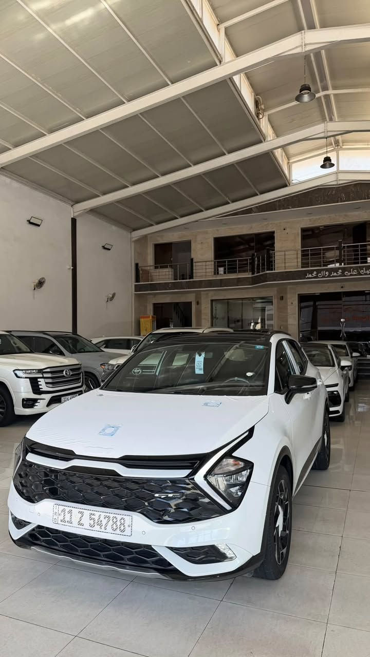 السلام عليكم 
سبورتج 2025 GT 
بيها ضمان شركت نم ماشيه 12000km
فول موصفات 1/1 بانوراما كشنات كهرباء جنطه كهرباء 
سبير منازل كامره شاشه متصله شحن مبايل مرايات شفط سياره فول ما بيها اي نقص العنوان بغداد الرقم ***********
