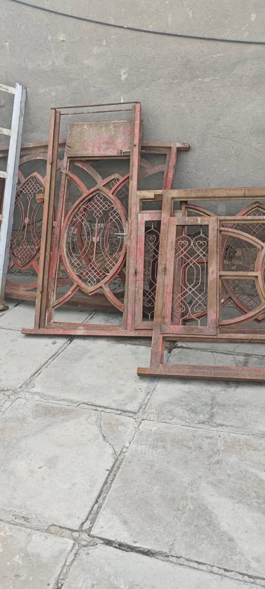 السلام عليكم شبابيك عدد 3 مع باب غير مستخدمات مع شباك فر مستخدم جدا نظيف وحديد درجه اولى كلهن سعرهن 400 مكاني تضحيه حي ام البنين للاستفسار اتصل ***********
