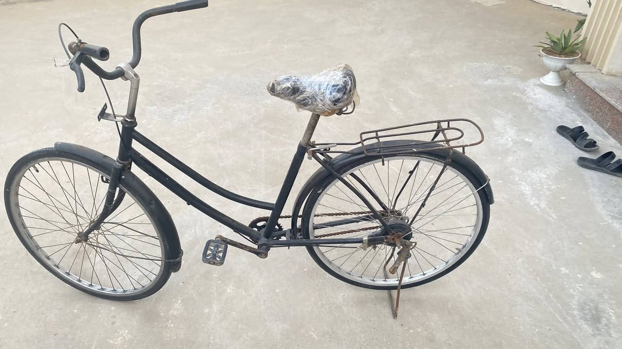 ثلاجة وبراد ماي ب 200 الف 
بايسكل ياباني ب 30 الف 
ميز طعام سعر 25 الف

 0780 239 4033‬
