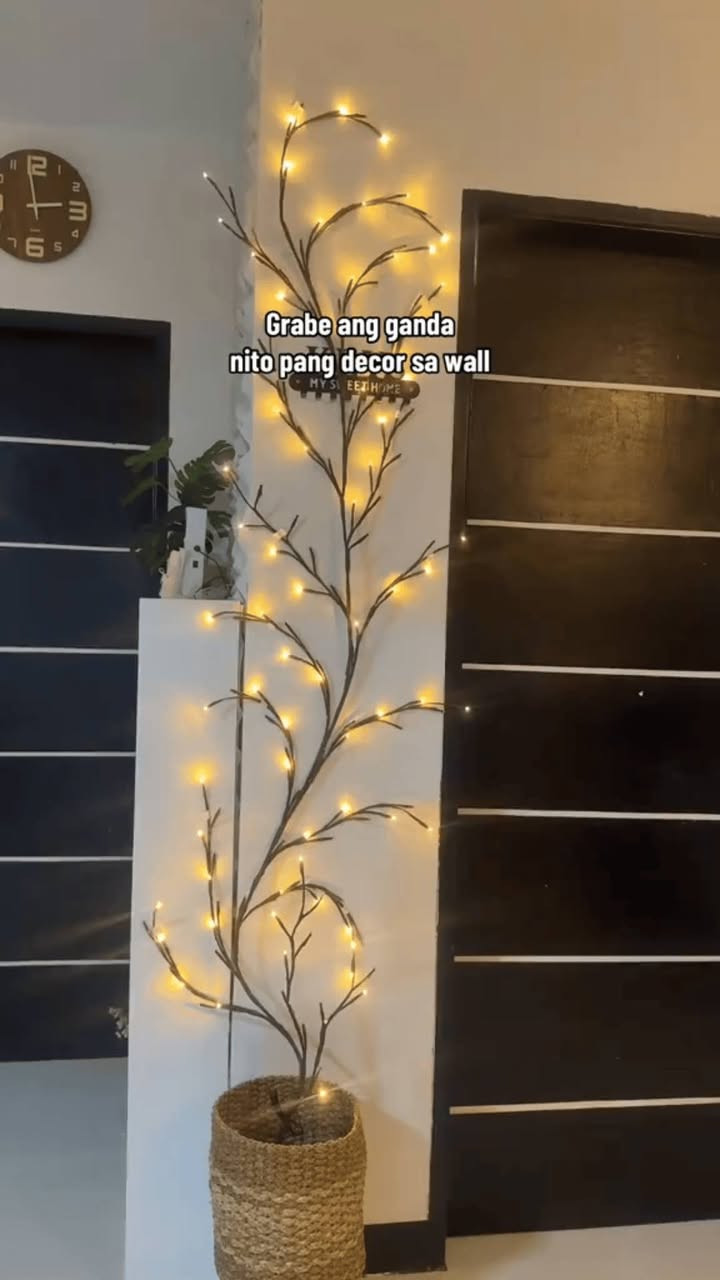 إنارة جدارية بشكل شجرة
الاستخدامات

مثالية لتزيين الجدران، الغرف، الممرات، والمداخل.

تضيف أجواء دافئة ورومانسية للمنازل والمقاهي والمناسبات.

مناسبة لتزيين جدران التصوير أو زوايا الديكور الحديثة.

يمكن استخدامها كإضاءة ليلية ناعمة ومريحة للعين.

المميزات

تصميم مبتكر يشبه فروع الأشجار بإضاءة LED دافئة تمنح لمسة طبيعية وجمالية.

تعمل بوصلة USB، مما يسمح بتوصيلها مع أي باور بانك أو شاحن أو كمبيوتر.

مزودة بزر تشغيل مدمج في السلك للتحكم السريع بالإضاءة.

سلك مرن ومتين بلون بني بطول حوالي 2 متر يمكن تشكيله وتثبيته بسهولة.

إضاءة موفرة للطاقة وآمنة للاستخدام لفترات طويلة.

خامات مقاومة للاستخدام الداخلي والخارجي الجزئي (بعيدًا عن الماء المباشر).

مميزات ريموت التحكم

أزرار تشغيل – توقيت – إيقاف.

8 أوضاع إضاءة مختلفة (Flashing – Fading – Steady وغيرها).

إمكانية التحكم في درجة السطوع (DIM):

- زر "+" لزيادة السطوع
- زر "–" لتخفيف السطوع

ميزة المؤقت TIMER لإضاءة تلقائية دون الحاجة للتشغيل المستمر.

محتويات الصندوق

شريط إنارة LED على شكل فروع شجرة بطول 2 متر.

سلك تشغيل USB مع زر تحكم.

ريموت تحكم لاسلكي متعدد الوظائف.

الملاحظات

يُفضّل تثبيته باستخدام مشابك صغيرة أو لاصق خفيف على الجدران الملساء.

تجنّب ملامسته للماء أو الرطوبة العالية للحفاظ على عمره.


**إذا كنت صاحب هذا الإعلان وتريد حذفه لأي سبب، رجاءا أرسل رسالة إلى الدعم الفني**