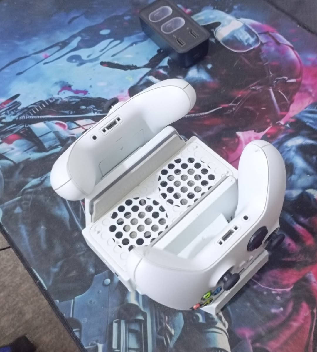 Xbox Series S مستخدم نظيف جداً (الكارتونة الأصلية موجودة - نسخه 512gb- اصدار 21)

* 2 يدتين اصليات
* هارد خارجي 1 تيرا sata hdd 3gb/s
* شاحنة للبطاريات 5volt 
* ستاند تبريد مجاني (هدية مع الجهاز، الإضاءة شغالة بس ما أعرف لطريقة تشغيل الفانات)

. سعر 400 بي مجال بسيط ( ما اكدر انزل هواي محتاج الفلوس - ماكو توصيل)
.موقع : الناصرية 
تواصل : واتساب ***********
