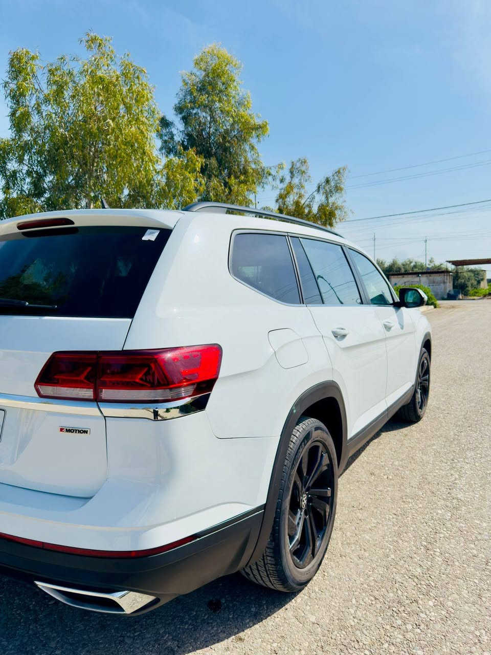 🚗 Volkswagen Atlas 2022 SE Technology
فولكس واگن أطلس موديل 2022
بدون صبغ – بحالة ممتازة جداً

📊 المواصفات العامة:
 • الممشى: 35 ألف ميل
 • المحرك: 6 سلندر 3.6 لتر
 • ناقل الحركة: أوتوماتيك 8 سرعات
 • نظام الدفع: 4Motion (دفع رباعي)

🛋️ الداخلية:
 • مقاعد جلد بلون بني عسلي فاتح فاخر
 • كشنات كهرباء + تدفئة مقاعد
 • 7 ركاب
 • تبريد ثلاثي (3 Zones)
 • شحن لاسلكي
 • عدادات ديجتال

📱 التكنولوجيا والترفيه:
 • شاشة معلومات كبيرة
‏ • Apple CarPlay + Android Auto
 • تحكم صوتي
 • تحكم بالشاشة عن بعد

🚦 أنظمة الأمان والمساعدة:
 • نظام قيادة ذكي
 • تثبيت سرعة
 • تحديد مسار تفاعلي
 • نقاط عمياء
 • حساسات 360 درجة
 • التعرف على إشارات المرور

💡 الإضاءة:
 • IQ LED
‎ • لايت ذكي مع الستيرن
‎ • إنارات ترحيبية

⚙️ مميزات إضافية:
 • 6 وضعيات قيادة
 • تشغيل عن بعد
 • تشغيل ذكي + دخول ذكي
‏ • Auto Hold
‏ • Auto Start/Stop
 • هاند بريك كهربائي

📌 ملاحظات:
 • شرط التحويل

📞 للتواصل:
‏(    ‭0750 378 1182‬. )
