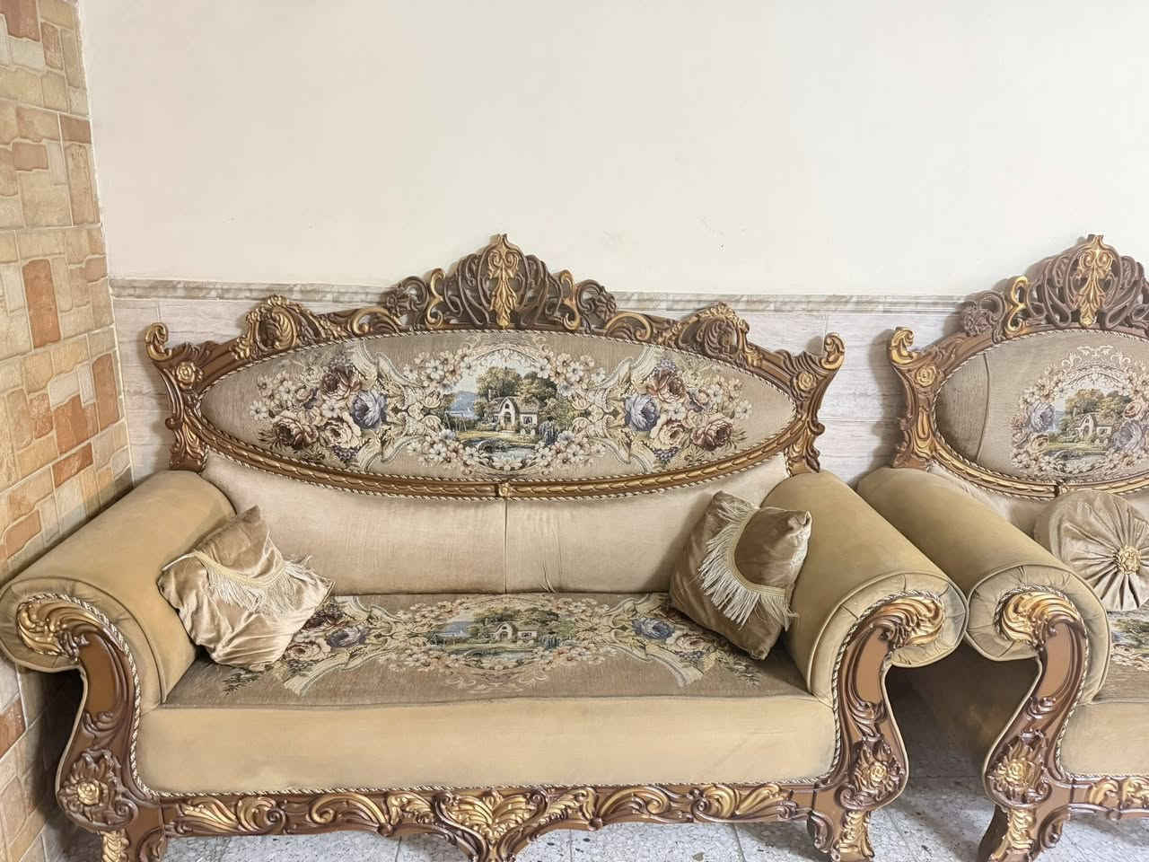 تخم استقبال كلاسيكي ملكي خشب محفور وجوبلان
تخم استقبال كلاسيكي فاخر، خشب محفور يدوي مع زخارف ذهبية، قماش جوبلان أصلي مزخرف، بحالة جيدة جداً. مناسب للصالات والمجالس الكبيرة. يتكون من ١٢مقعد 

مستعمل بحالة جيدة المكان بغداد البياع ***********
ب ٦٠٠ وبي مجال
