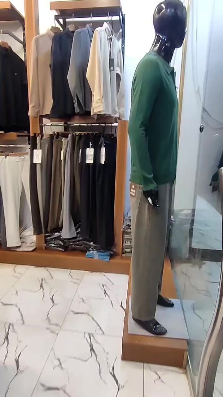 محل ملابس للبيع بصرة كرمة علي ناحية مقابل حسينية ابو بصيري كامل من كلشي ديكور  كما موضح بصورة سعره 8 وقابل لتفواض  طريقة الدفع كاش كامل او تقصيد من دفعتين الى 3 دفعات لتسهيل الأمر  
لتواصل *********** 
سبب البيع لعدم تفرغ
