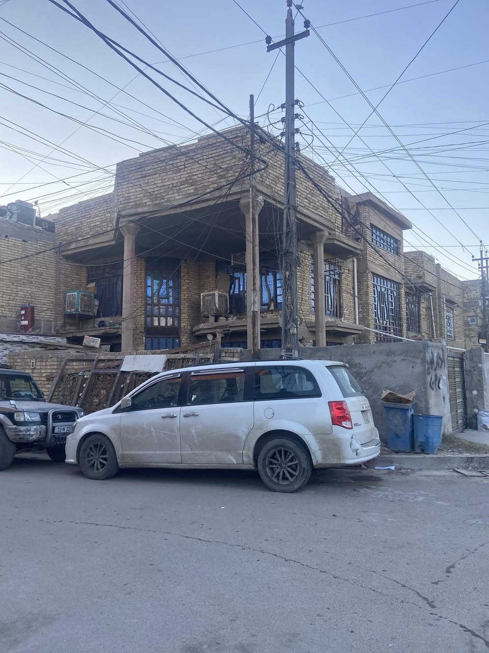 السلام عليكم بيت البيع ركن عله شارع 20مساحه 210واجهيه 21مترونزال10يحتوي عله ستقبال +مطبخ+غرفه نوم عدد 2+خدمات طابق ثاني 4غرف نوم +خدمات موقعه حلو 
بلشعب نهايت شارع صحه بلزراعيه طابو زراعي سند 25
الستفسار اكثر اتصل ***********
