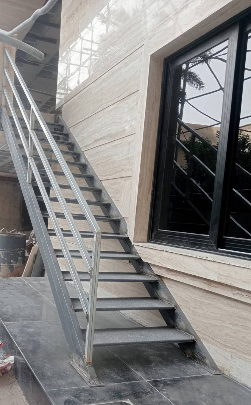 درج حديد ارتفاع 3 متر قياس البايات 90×28 ارتفاع كل بايه 18 الموقع محافظة البصره بريهه
***********
