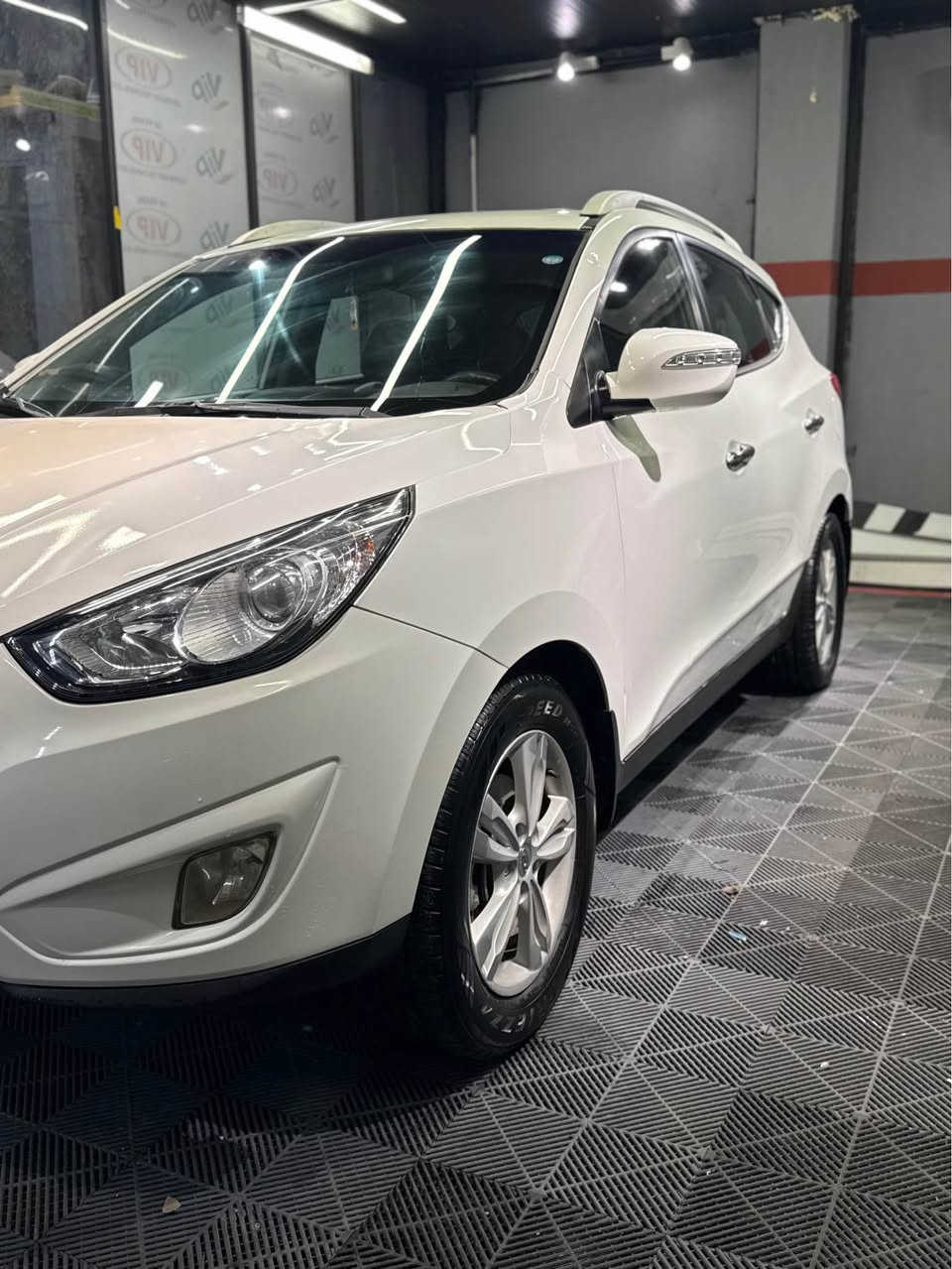 توسان خليجي موديل 2014 السياره مكفوله من الضربه بيها فقط بنيد نصه صبغ اثر شي طايح عليه والچاملغ الامامي مبدل اصلي بدون دواخل وبيها بارد بسيط بقبق الجنطه  رقم انكليزي كير مكينه تبريد حداديه كله جديد مناقصه برغي عنوان نجف سعرها 145 وبيها مجال مراوس بأقل ترهم *********** النجف, العراق
