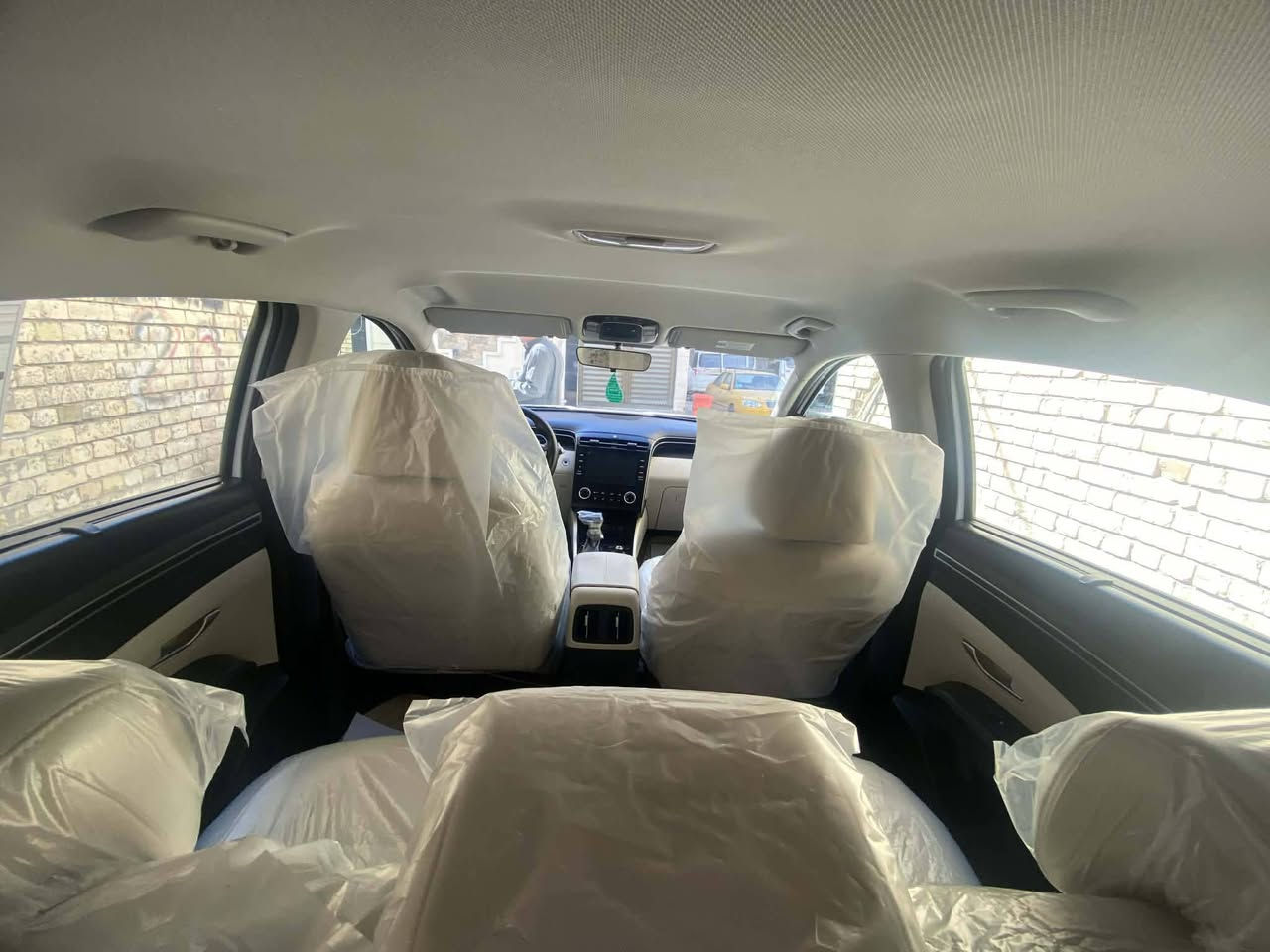 توسان خليجي 24 ماشية 38 الف كيلو
رقم بغداد 
حجم المحرك 2000دوش
بصمة
تشغيل عن بعد
كشنات كهربائيه
داخل مخمل
حساسات امامية وخلفية
دخول ذكي 
لايت زنون +لد 
لايت امامي يشتغل وي حركة الستيرن
تبريد قطعتين 
تلث انظمة قيادة 
وبعد بيهه مواصفات هواي وسياره نضيفه
السعر 217
رقم الهاتف ***********
