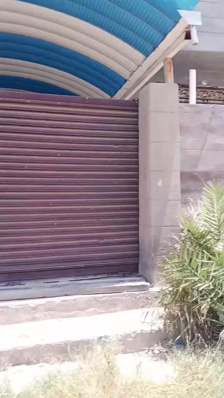السلام عليكم بيت مساحة 300م التفاصيل بالتصوير علما البيت ممسكون وممنضفي اتصل وبيك خير وتدلل***********
